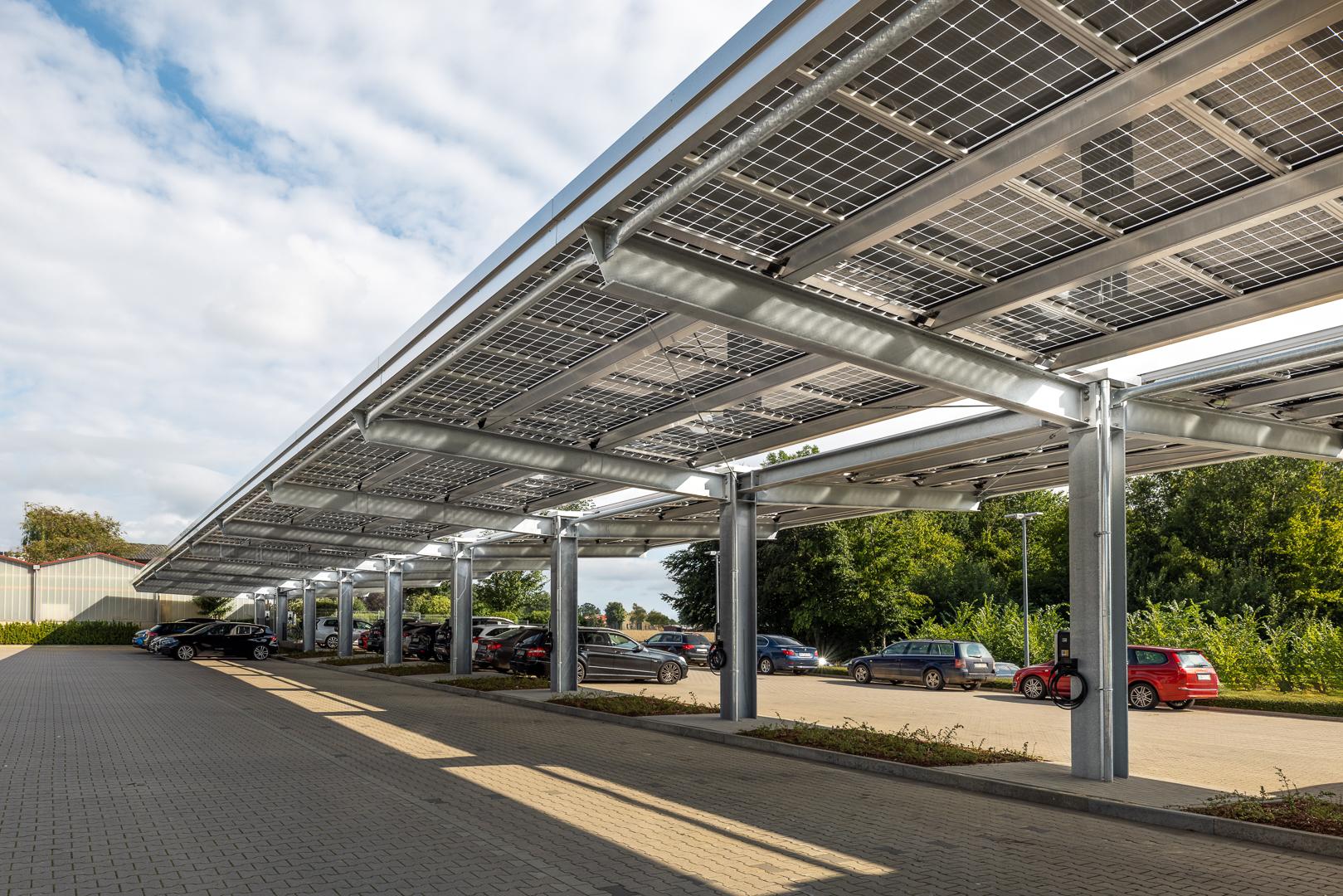 سازه خورشیدی Carport روی پارکینگ خودرو